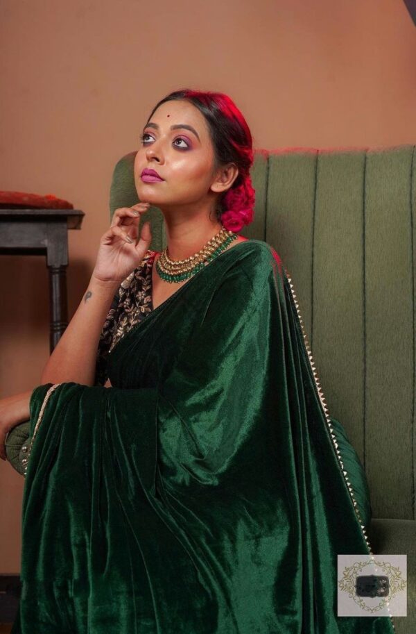 Solid plain saree with Taj Mahal figure panel designer pallu with triangle lace border - Image 4