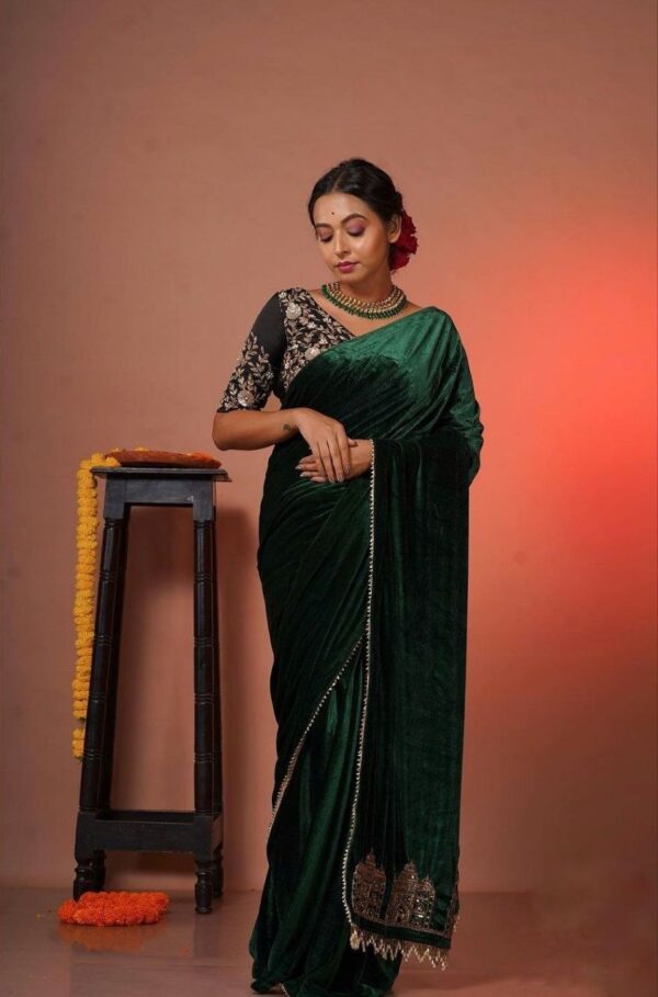 Solid plain saree with Taj Mahal figure panel designer pallu with triangle lace border - Image 6