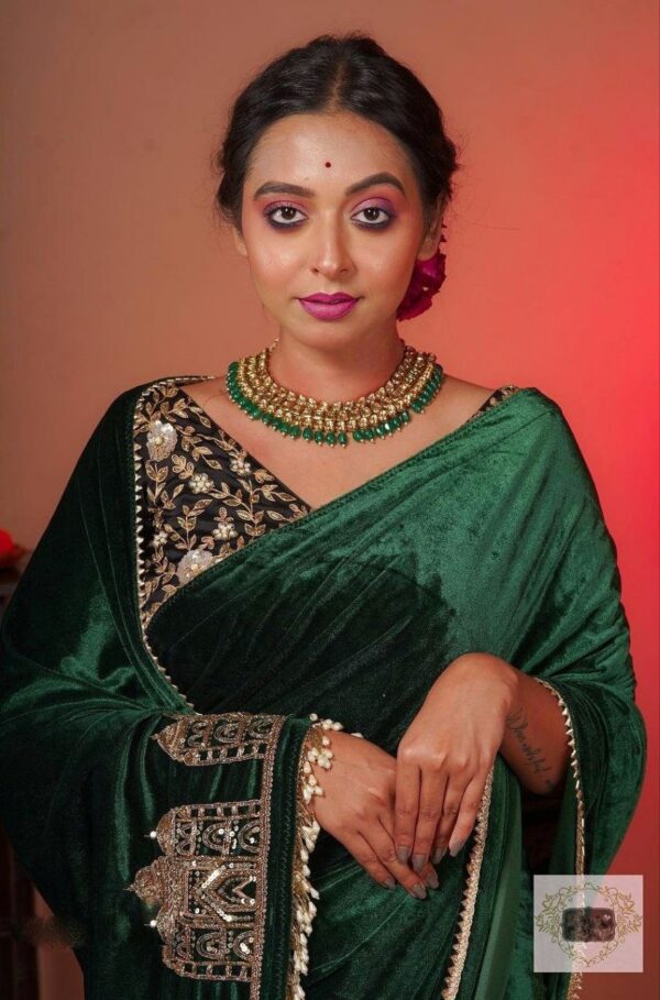 Solid plain saree with Taj Mahal figure panel designer pallu with triangle lace border - Image 7
