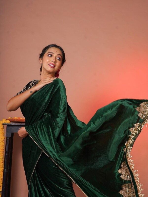 Solid plain saree with Taj Mahal figure panel designer pallu with triangle lace border - Image 3