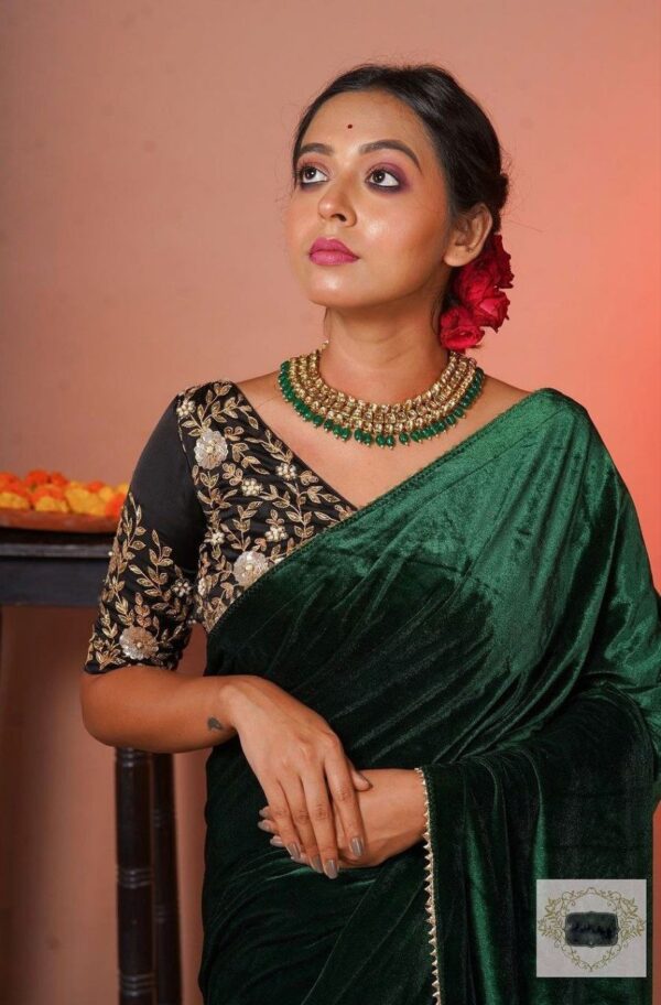 Solid plain saree with Taj Mahal figure panel designer pallu with triangle lace border