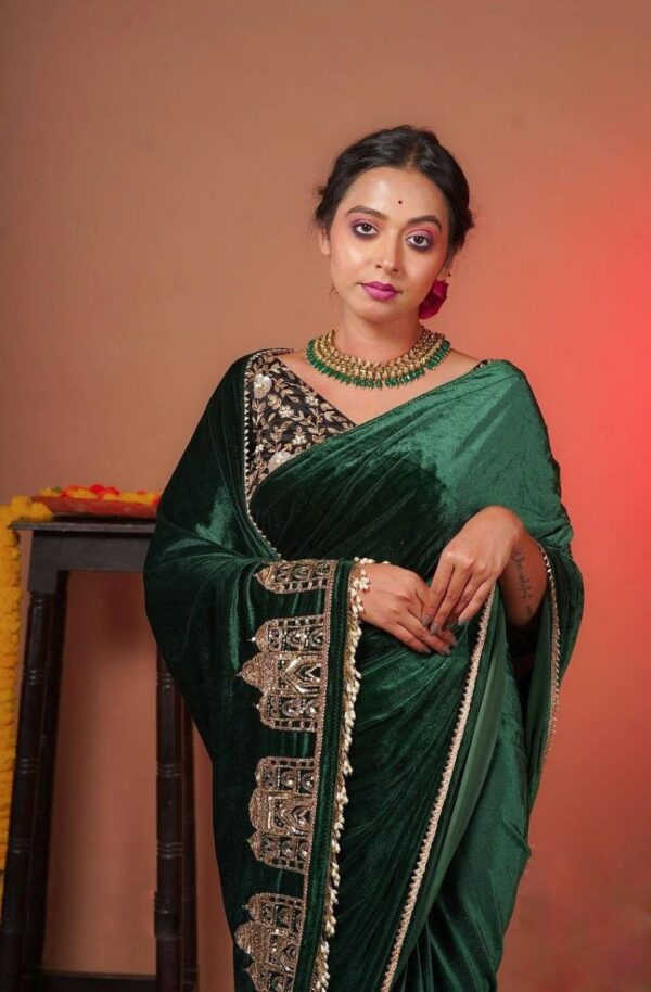 Solid plain saree with Taj Mahal figure panel designer pallu with triangle lace border - Image 2