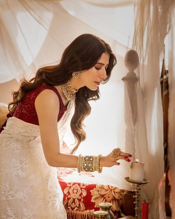 Classic White Color Georgette Saree With Banglory Satin Blouse - Image 2