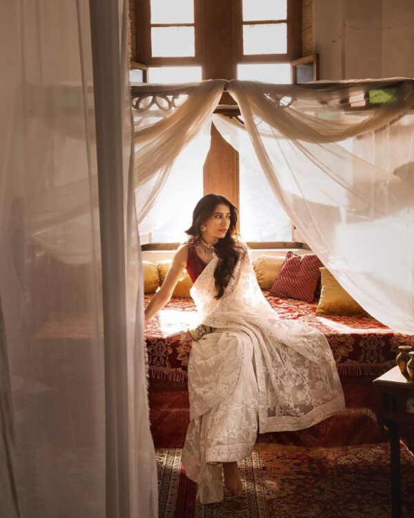 Classic White Color Georgette Saree With Banglory Satin Blouse - Image 5