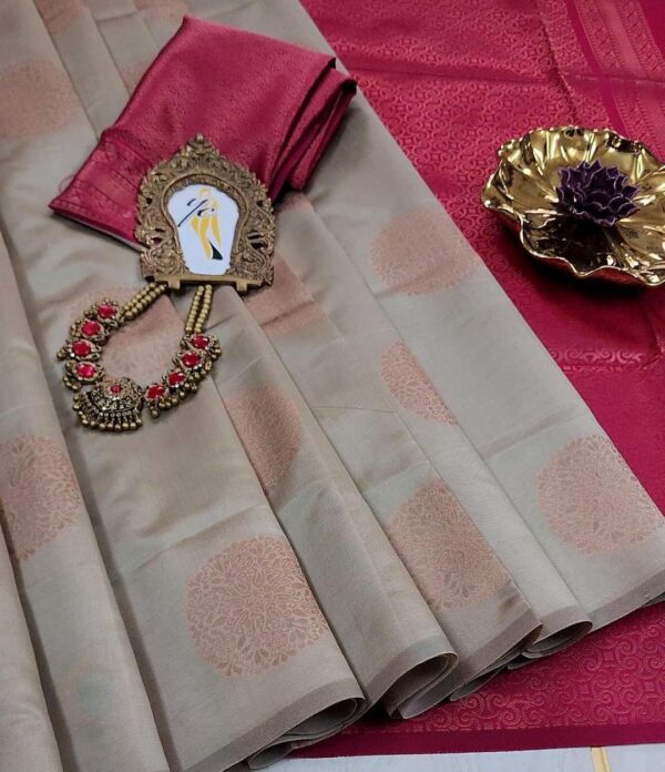 Designer banarsi handloom in kanjiavaram kubera silk concept with contrast pallu border and designer brocade blouse - Image 9