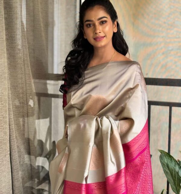 Designer banarsi handloom in kanjiavaram kubera silk concept with contrast pallu border and designer brocade blouse - Image 2